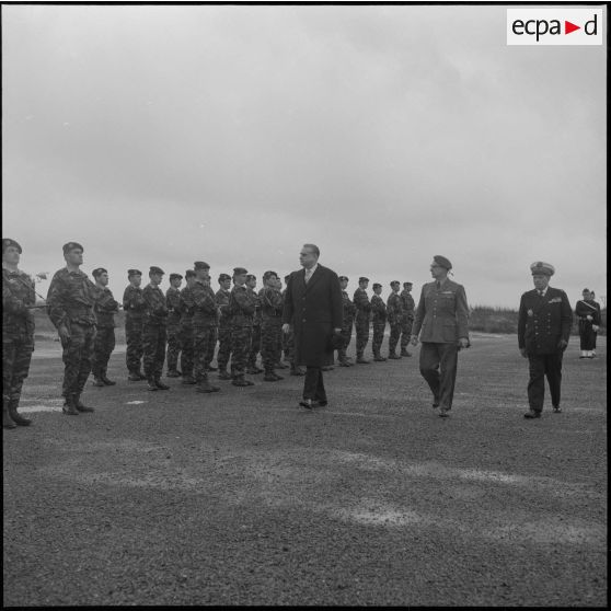 La Reghaïa. Christian Fouchet et le général Ailleret passent les troupes de parachutistes en revue.