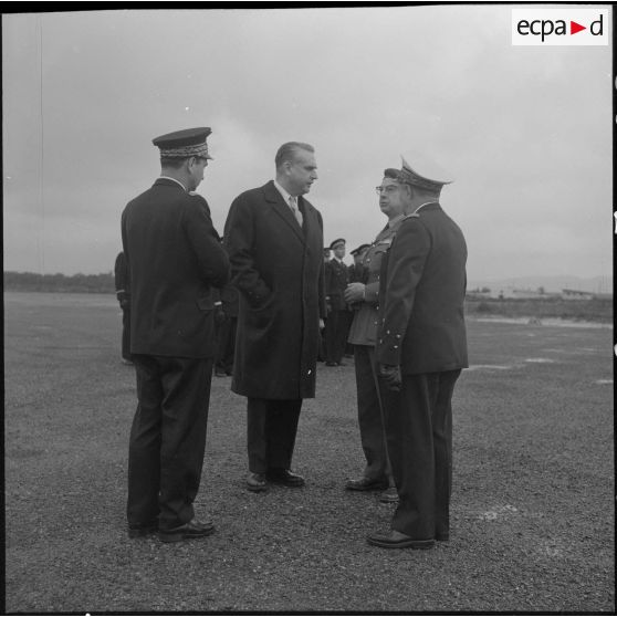 La Reghaïa. Christian Fouchet et le général Ailleret s'entretiennent avec des autorités.