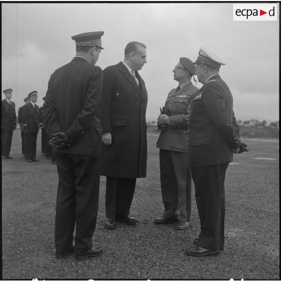 La Reghaïa. Christian Fouchet et le général Ailleret s'entretiennent avec des autorités.