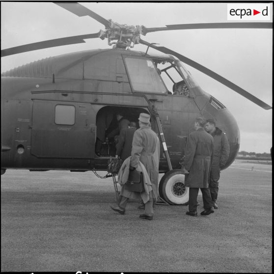 La Reghaïa. Les autorités montent à bord d'un hélicoptère de transport Sikorsky H-34.