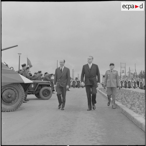 Rocher Noir. Cérémonie de passation des pouvoirs entre Jean Morin et Christian Fouchet. Revue des troupes.