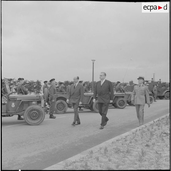 Rocher Noir. Cérémonie de passation des pouvoirs entre Jean Morin et Christian Fouchet. Revue des troupes.