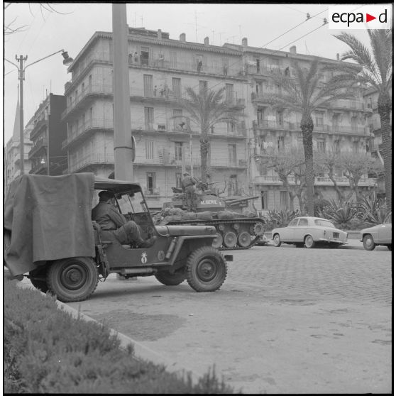 Bab el Oued. Bouclage après la fusillade du 23 mars1962. Des soldats à bord d'une jeep et d'un char M24 Chaffee.
