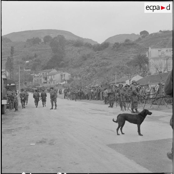 Bab el Oued. Bouclage après la fusillade du 23 mars1962. Des soldats à un barrage.