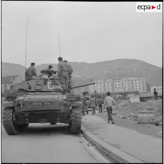 Bab el Oued. Bouclage après la fusillade du 23 mars1962. Des soldats à bord d'un char M24 Chaffee.