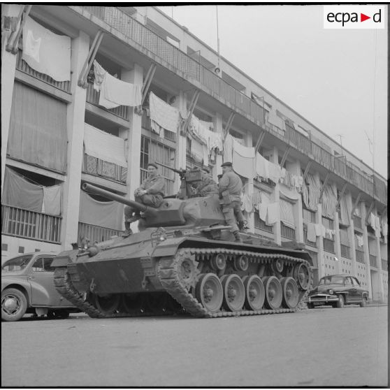 Bab el Oued. Bouclage après la fusillade du 23 mars1962. Des soldats à bord d'un char M24 Chaffee.