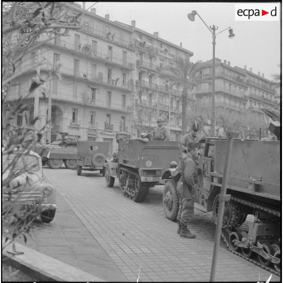 Bab el Oued. Bouclage après la fusillade du 23 mars1962. Des soldats à bord de véhicules militaires.