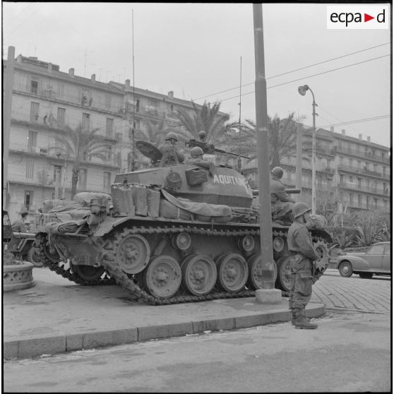 Bab el Oued. Bouclage après la fusillade du 23 mars1962. Des soldats à bord d'un char M24 Chaffee.