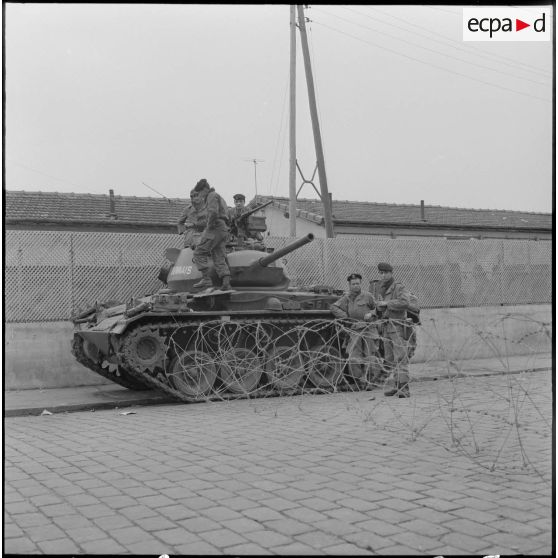 Bab el Oued. Bouclage après la fusillade du 23 mars1962. Des soldats à un barrage, à bord d'un char M24 Chaffee.