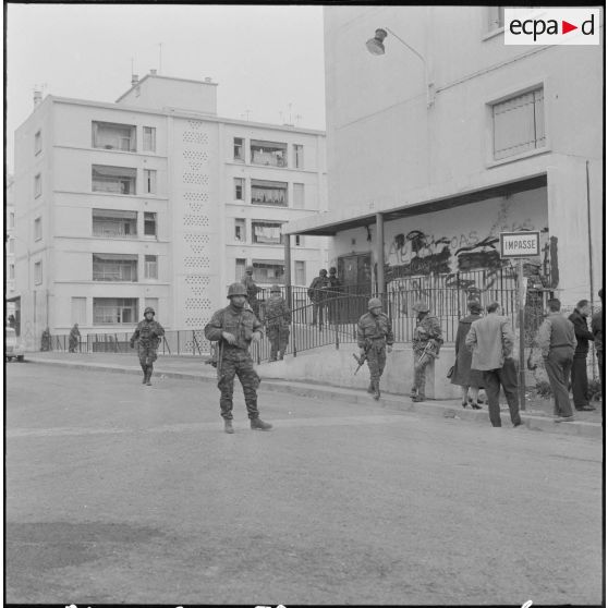 Bab el Oued. Bouclage après la fusillade du 23 mars1962. Des soldats contrôlent des civils.