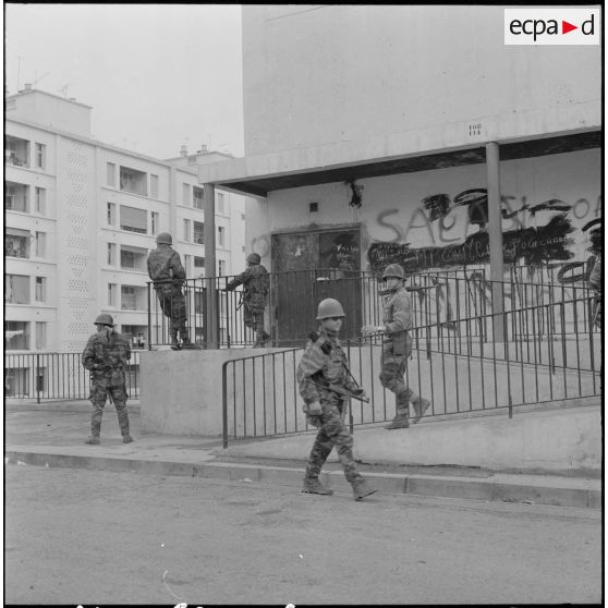 Bab el Oued. Bouclage après la fusillade du 23 mars1962. Des soldats à leur poste.