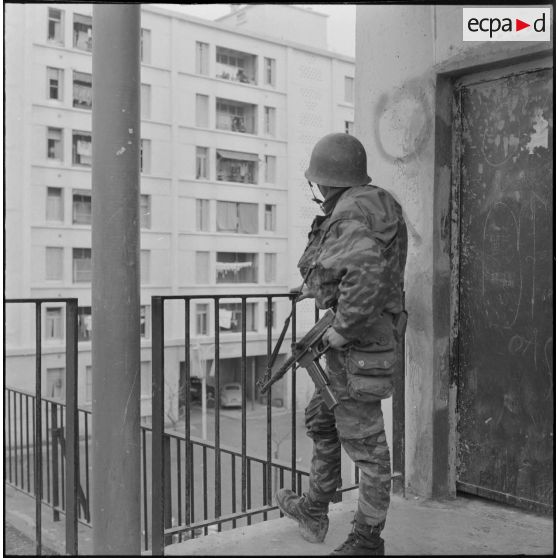 Bab el Oued. Bouclage après la fusillade du 23 mars1962. Un soldat à son poste.