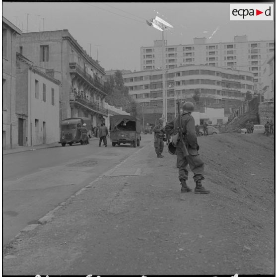 Bab el Oued. Bouclage après la fusillade du 23 mars1962. Des soldats à leur poste.