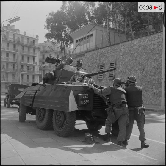 Alger. Quadrillage contre la manifestation de l'Organisation armée secrète (OAS). Des soldats à leur poste à bord d'une automitrailleuse Light armored car M8.