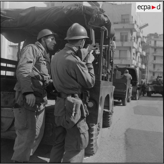 Alger. Quadrillage contre la manifestation de l'Organisation armée secrète (OAS). Des soldats à leur poste de tir.