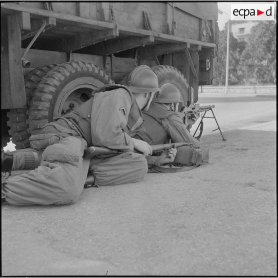 Alger. Quadrillage contre la manifestation de l'Organisation armée secrète (OAS). Des soldats à leur poste de tir.