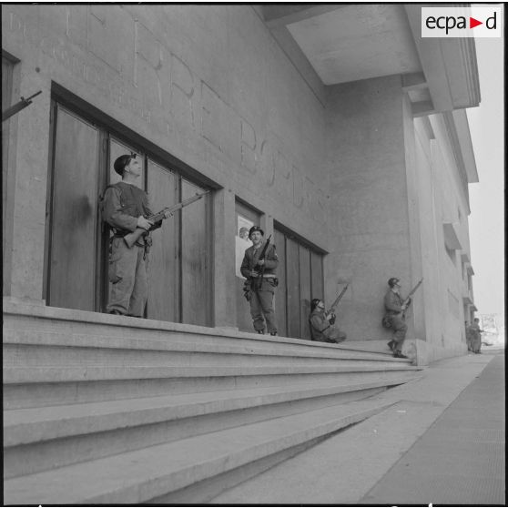 Alger. Quadrillage contre la manifestation de l'Organisation armée secrète (OAS). Des soldats à leur poste.