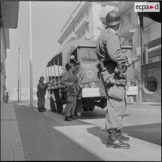 Alger. Quadrillage contre la manifestation de l'Organisation armée secrète (OAS). Des soldats à leur poste.