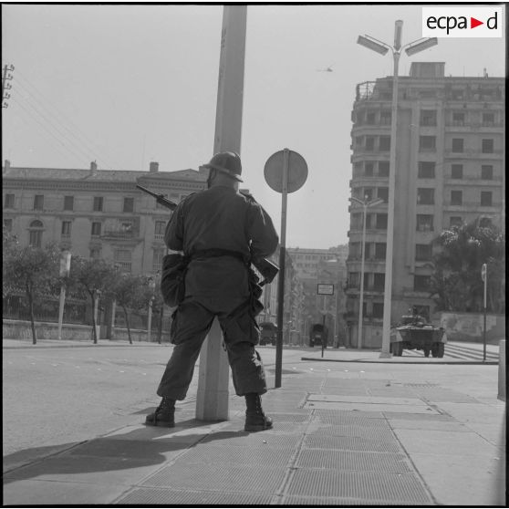Alger. Quadrillage contre la manifestation de l'Organisation armée secrète (OAS). Un soldat à son poste.