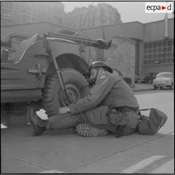 Alger. Quadrillage contre la manifestation de l'Organisation armée secrète (OAS). Un soldat passe un appel radio.