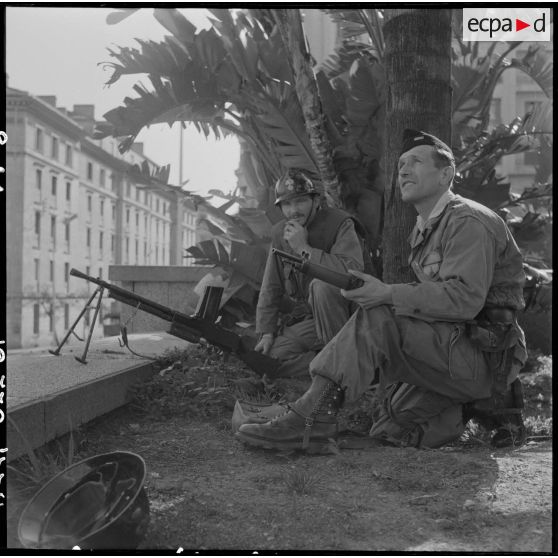 Alger. Quadrillage contre la manifestation de l'Organisation armée secrète (OAS). Des soldats à leur poste de tir.