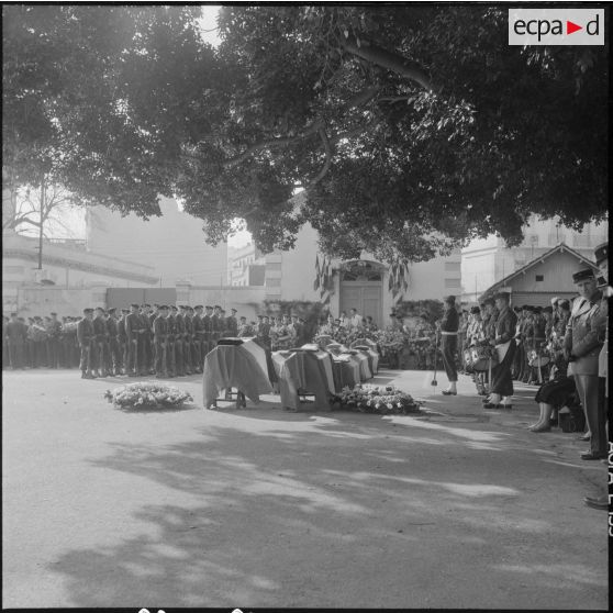Alger. Chapelle de l'hôpital Maillot. Obsèques des militaires tués à Bab el Oued lors de la fusillade du 23 mars 1962.