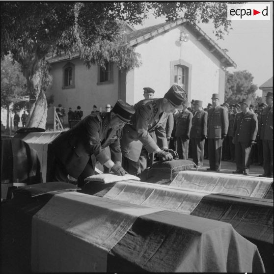 Alger. Chapelle de l'hôpital Maillot. Obsèques des militaires tués à Bab el Oued lors de la fusillade du 23 mars 1962. Des autorités remettent une décoration à titre posthume.