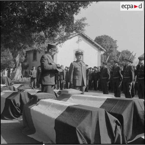 Alger. Chapelle de l'hôpital Maillot. Obsèques des militaires tués à Bab el Oued lors de la fusillade du 23 mars 1962. Une autorité va remettre une décoration à titre posthume.