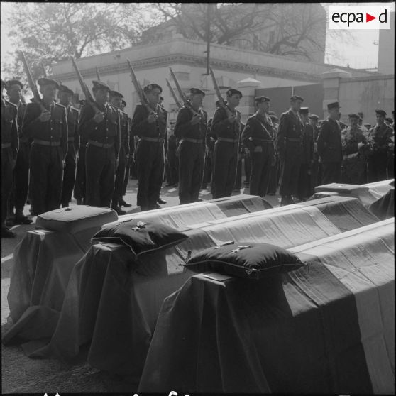 Alger. Chapelle de l'hôpital Maillot. Obsèques des militaires tués à Bab el Oued lors de la fusillade du 23 mars 1962. Les décorations remises aux défunts.