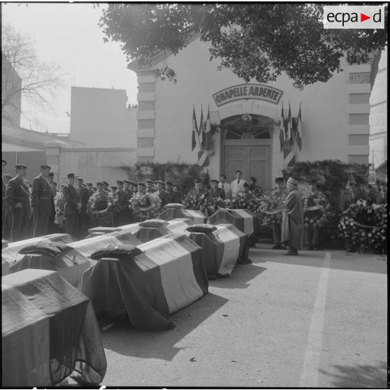 Alger. Chapelle de l'hôpital Maillot. Obsèques des militaires tués à Bab el Oued lors de la fusillade du 23 mars 1962. Les décorations remises aux défunts.