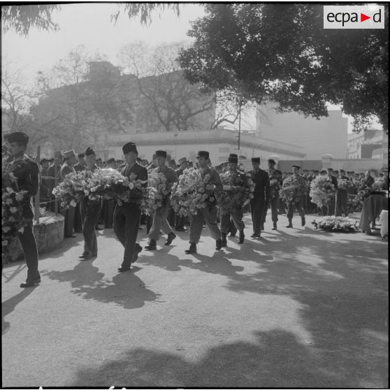 Alger. Chapelle de l'hôpital Maillot. Obsèques des militaires tués à Bab el Oued lors de la fusillade du 23 mars 1962. Des soldats transportent les gerbes de fleurs.