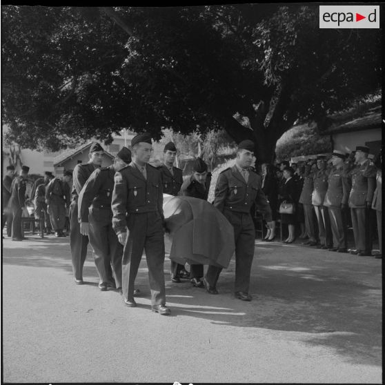 Alger. Chapelle de l'hôpital Maillot. Obsèques des militaires tués à Bab el Oued lors de la fusillade du 23 mars 1962. Cortège funèbre.
