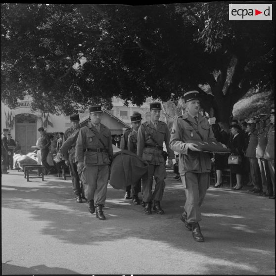 Alger. Chapelle de l'hôpital Maillot. Obsèques des militaires tués à Bab el Oued lors de la fusillade du 23 mars 1962. Cortège funèbre.