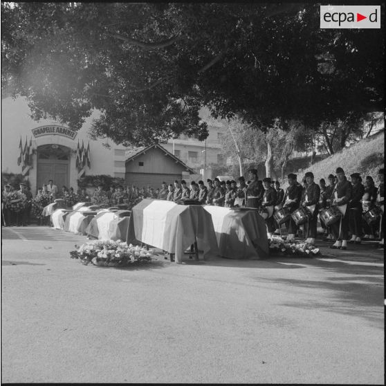 Alger. Chapelle de l'hôpital Maillot. Obsèques des militaires tués à Bab el Oued lors de la fusillade du 23 mars 1962.