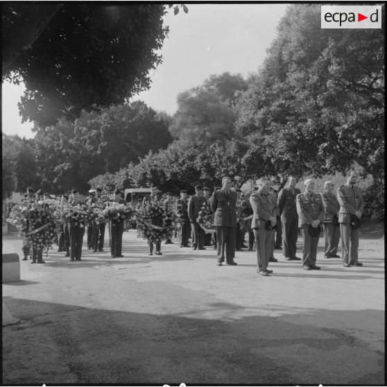Alger. Chapelle de l'hôpital Maillot. Obsèques des militaires tués à Bab el Oued lors de la fusillade du 23 mars 1962. Recueillement.