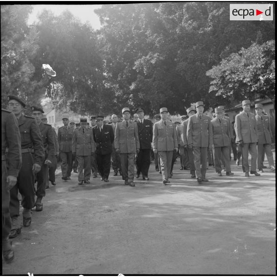 Alger. Chapelle de l'hôpital Maillot. Obsèques des militaires tués à Bab el Oued lors de la fusillade du 23 mars 1962. Les autorités avancent dans le cortège funèbre.