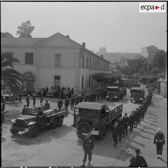 Alger. Chapelle de l'hôpital Maillot. Obsèques des militaires tués à Bab el Oued lors de la fusillade du 23 mars 1962. Convoi funéraire.
