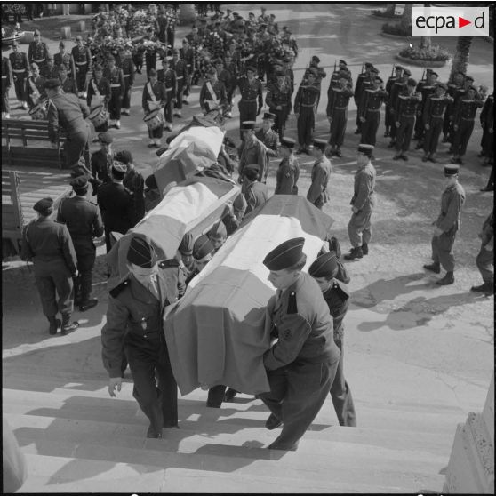 Alger. Chapelle de l'hôpital Maillot. Obsèques des militaires tués à Bab el Oued lors de la fusillade du 23 mars 1962. Des soldats portent les cercueils à la chapelle.