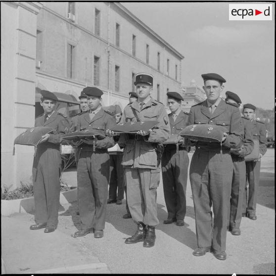 Alger. Chapelle de l'hôpital Maillot. Obsèques des militaires tués à Bab el Oued lors de la fusillade du 23 mars 1962. Des soldats présentent les décorations.