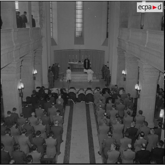 Alger. Chapelle de l'hôpital Maillot. Obsèques des militaires tués à Bab el Oued lors de la fusillade du 23 mars 1962. Eloge funèbre dans la chapelle.