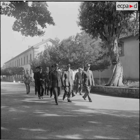 Alger. Chapelle de l'hôpital Maillot. Obsèques des militaires tués à Bab el Oued lors de la fusillade du 23 mars 1962. Arrivée des autorités.