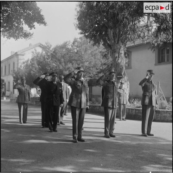 Alger. Chapelle de l'hôpital Maillot. Obsèques des militaires tués à Bab el Oued lors de la fusillade du 23 mars 1962. Salut des autorités.