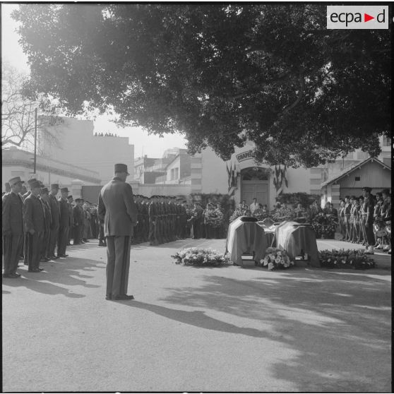 Alger. Chapelle de l'hôpital Maillot. Obsèques des militaires tués à Bab el Oued lors de la fusillade du 23 mars 1962. Eloge funèbre par une autorité.