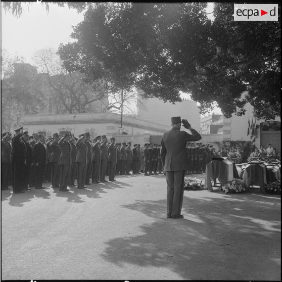 Alger. Chapelle de l'hôpital Maillot. Obsèques des militaires tués à Bab el Oued lors de la fusillade du 23 mars 1962. Salut des autorités.