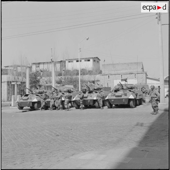 Alger. Journée de deuil du 27 mars 1962. Des soldats avec des automitrailleuses Light armored car M8 à leur poste.