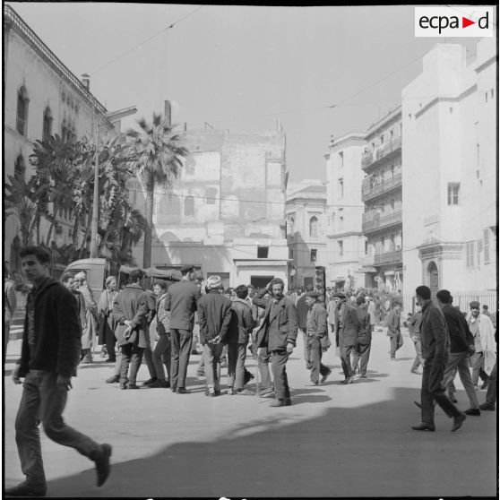 Alger. Journée de deuil du 27 mars 1962. Des civils dans une rue.