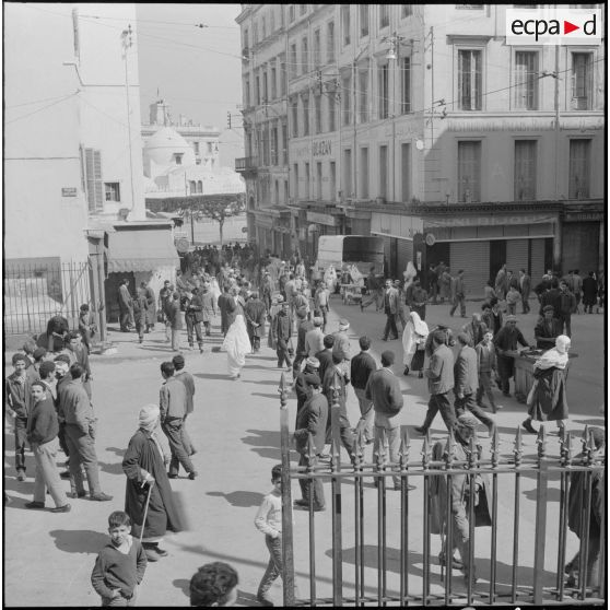 Alger. Journée de deuil du 27 mars 1962. Des civils place cardinal Lavigerie (?).