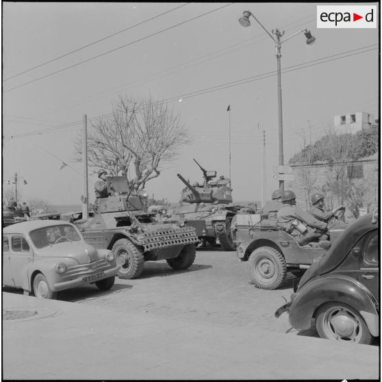 Alger. Journée de deuil du 27 mars 1962. Des soldats à bord de véhicules militaires.