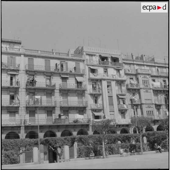 Alger. Journée de deuil du 27 mars 1962. Des civils ont accroché un drapeau français avec un foulard noir aux balcons de leurs appartements.