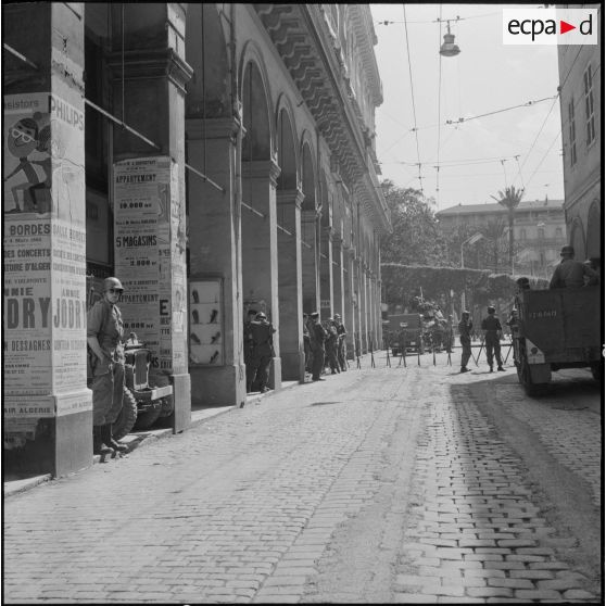 Alger. Journée de deuil du 27 mars 1962. Barrage dans une rue.